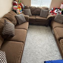 Living room Set (2 Couches And a Loveseat)