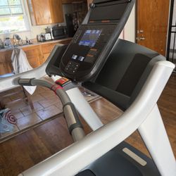Precor I223 Treadmill 
