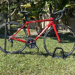 TREK EMONDA FULL CARBON FIBER ROAD BIKE.