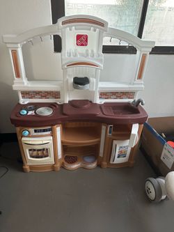 Kitchen toy w dishes
