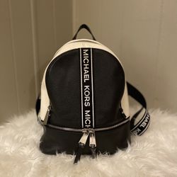 Michael Kors Backpack 🤍🖤