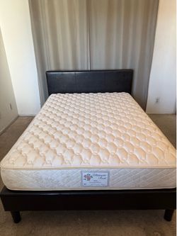 Full size bed with two night stand and two lamps