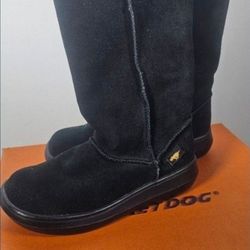 New Women’s Black Rocket Dog Boots -  Size 5.5/6.

Rocket Dog Sugar Daddy Classic Cow Suede Winter Boots Black Chestnut Brown New. Size 5.5./6