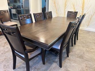 Dining room with 10 chairs