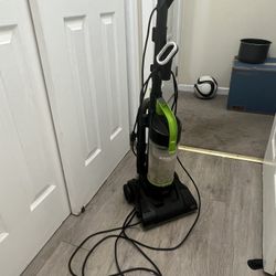 Vacuum Cleaner - Carpet/floor Cleaner