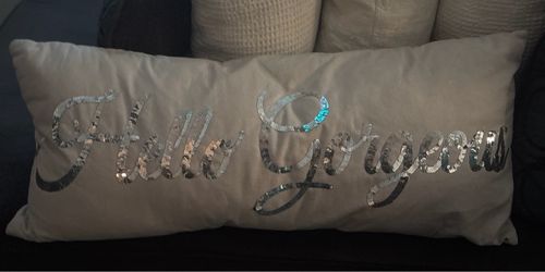 Throw a pillow beige