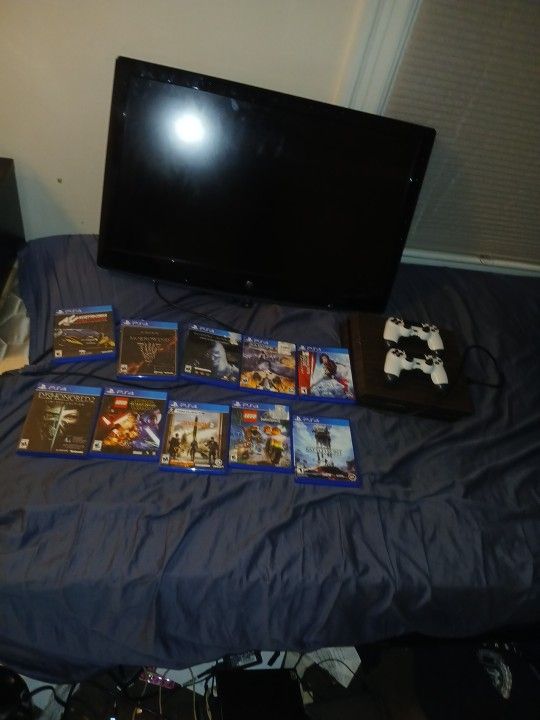 PS4 500mb With 2 Controllers Games And TV (Lightly Used)