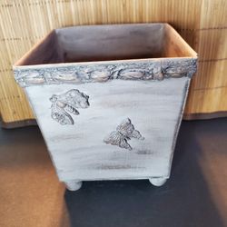 Pretty Container In Excellent Condition Mat Not Included 