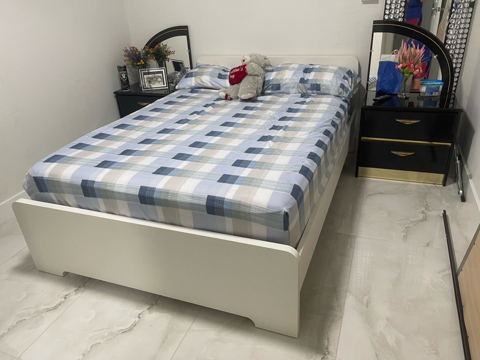 Bed full size with frame and colchón / mattress