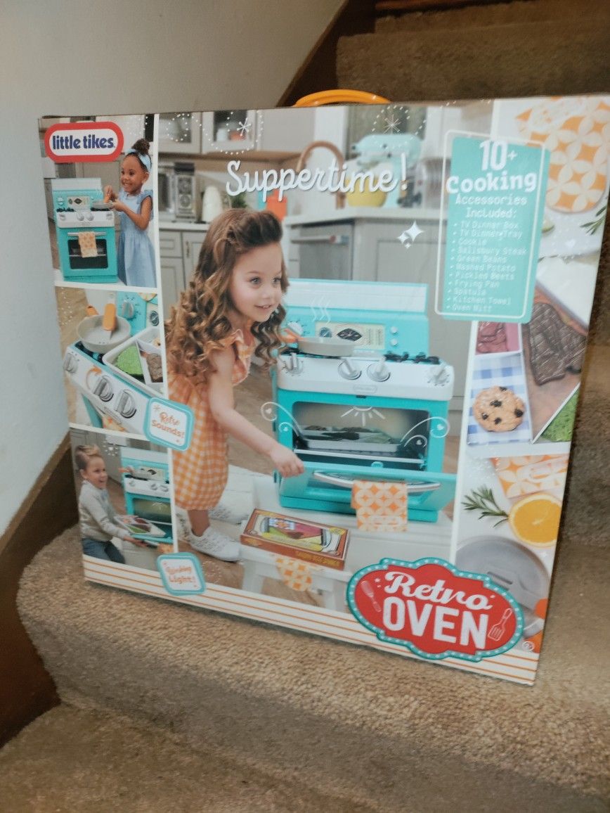 Little Tikes Retro Oven w/Accessories! Lights up/Makes Noises! NEW!!!
