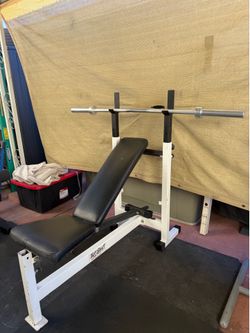 Weight bench with bar