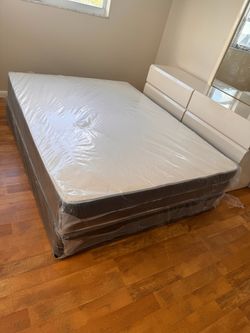 Queen mattress regular set with box spring ( 2pc brand new) 