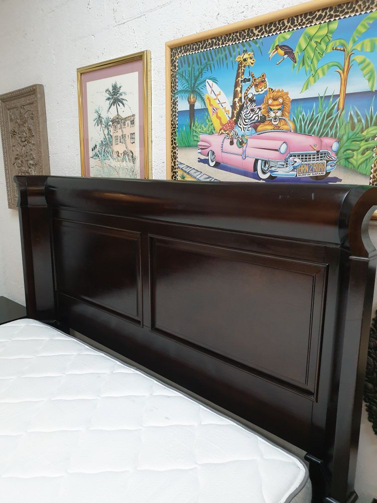 King size bedroom set solid wood in excellent condition !
