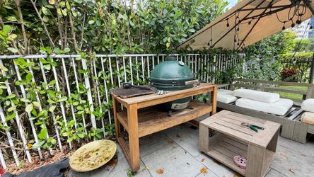 XL Big Green Egg in Acacia Table Package