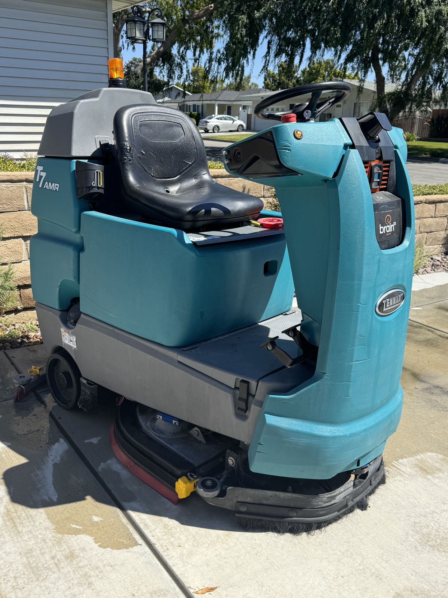 Tennant T7 Ride On Floor Scrubber