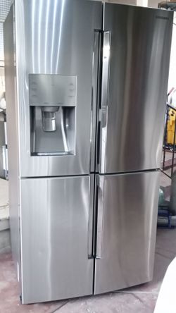 SELLING SAMSUNG 4 DOOR REFRIGERATOR WITH WATER AND ICE DISPENSER EVERYTHING PERFECT CONDITION WITH 2 WARRANTY AND DELIVERY