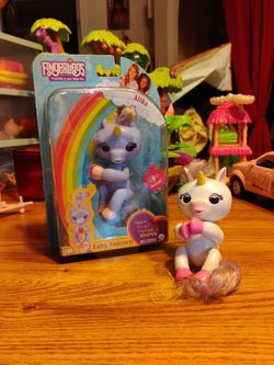 2 WowWee Fingerlings, Gigi Baby Unicorn (White) & Alika Baby Unicorn (Purple)