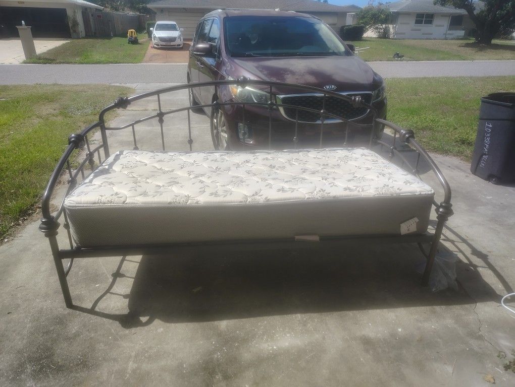 Like New Twin Size Day Bed With Twin Mattress