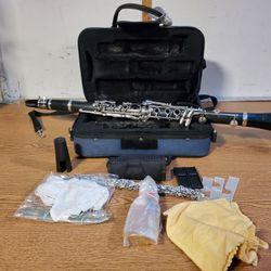 Armstrong 4001  Clarinet with case  Mouth Piece Made in USA