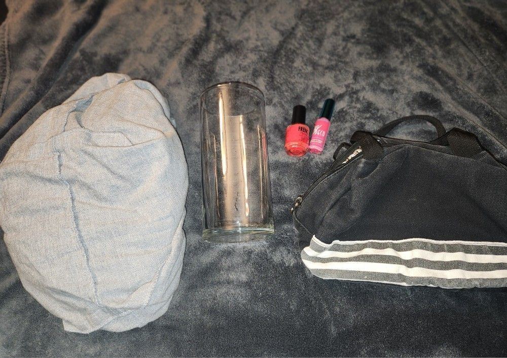 Free Items, Small Vase, Lunchbag And 2 Nailpolishs