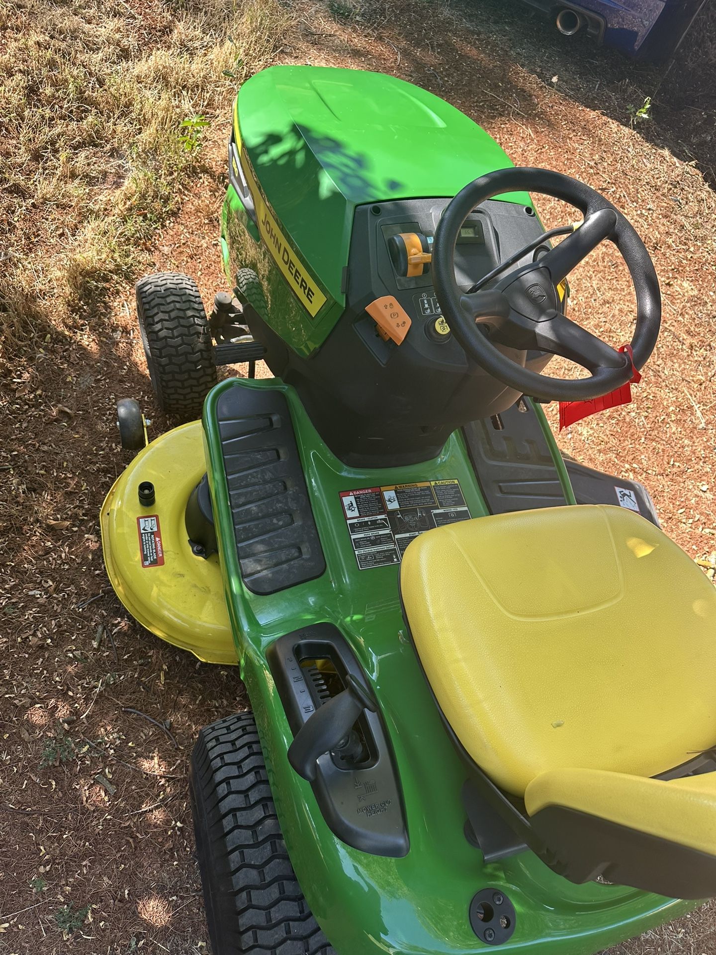 John Deere 2015 S110 Mower W/42 Deck