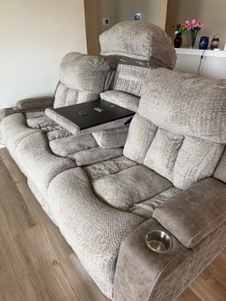 Power Reclining Sofa with Console and Cup Holders