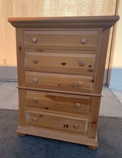 Genuine Broyhill, 5 Drawers Dresser, Solid Pine Wood, Natural Pine Color, Stonewash Design, Retired Hard to Find, Great Quality, Excellent Condition. 