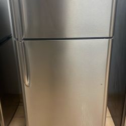 FRIGIDAIRE REFRIGERATOR 