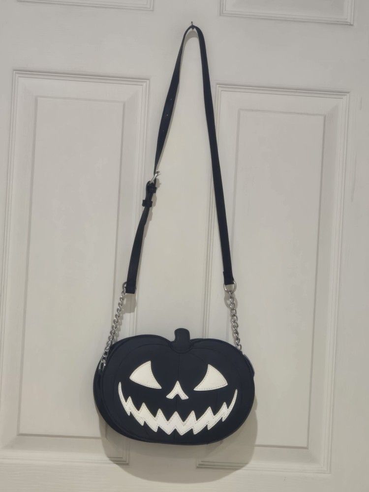 New 💀Spooky glow in the dark shoulder bag ( reseda ca)