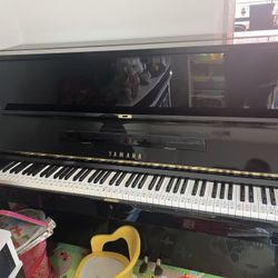YAMAHA Upright Piano U1