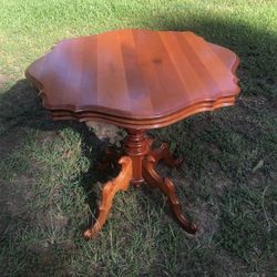 Small VINTAGE Scalloped Edge Top, Carved Single Pedestal Table