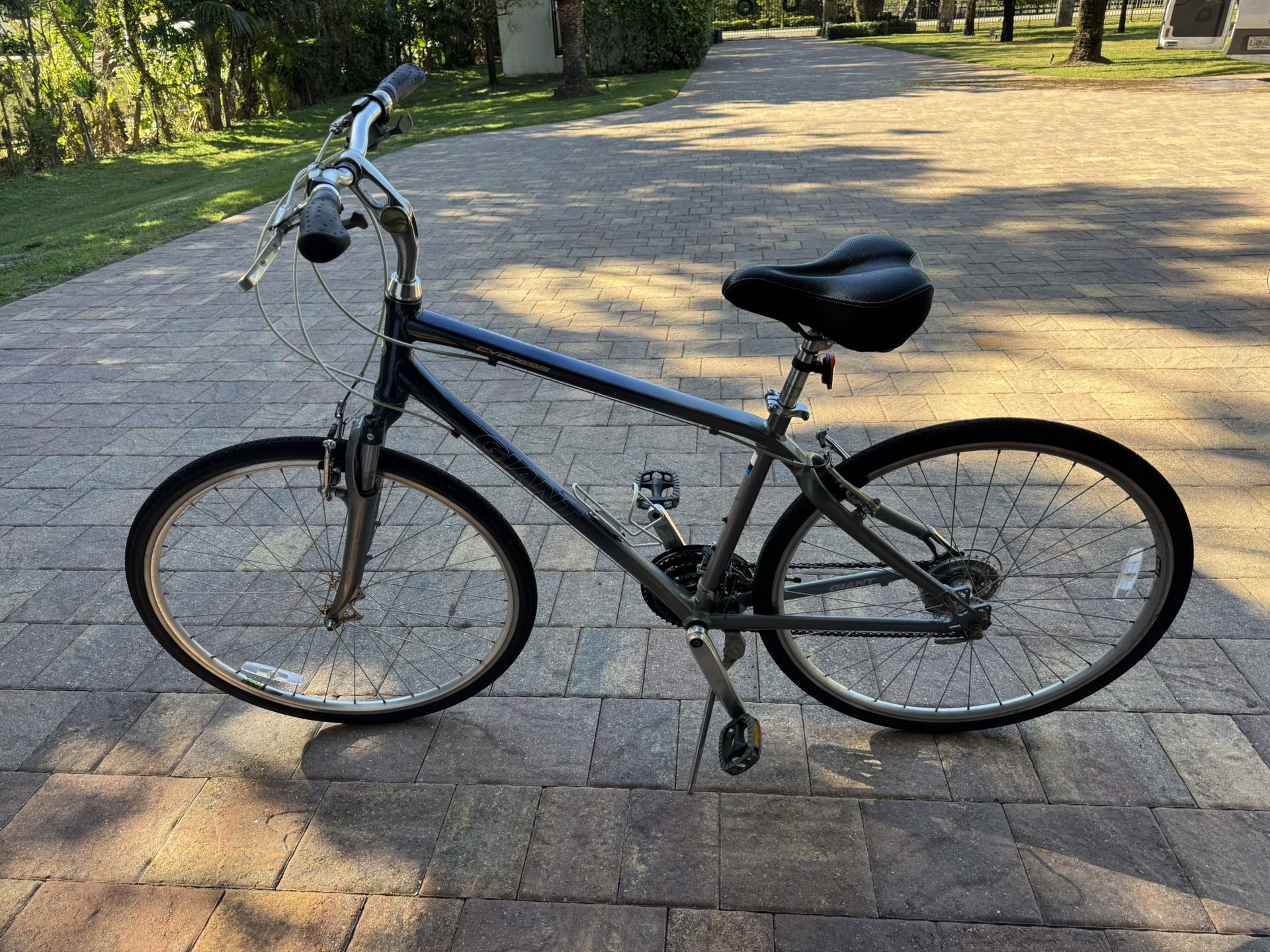 Giant Cypress Men’s Bike (medium)