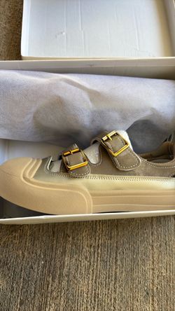 Women’s casual sneakers