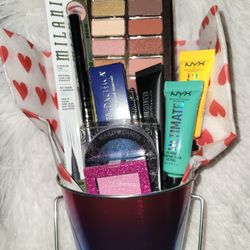 Valentine’s All About The Eyes Basket 