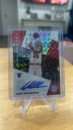 Lauri Markkanen 2019-20 Panini Mosaic Prizm Autograph Card