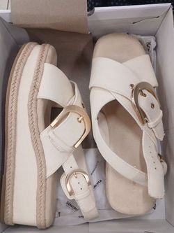 New Womens Size 8 wedges