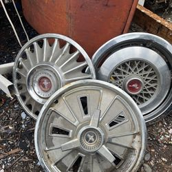 1967  Mustang hub cap 14 inch