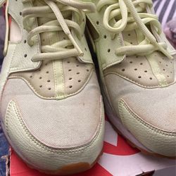 Womens Nike Huarache Size 8