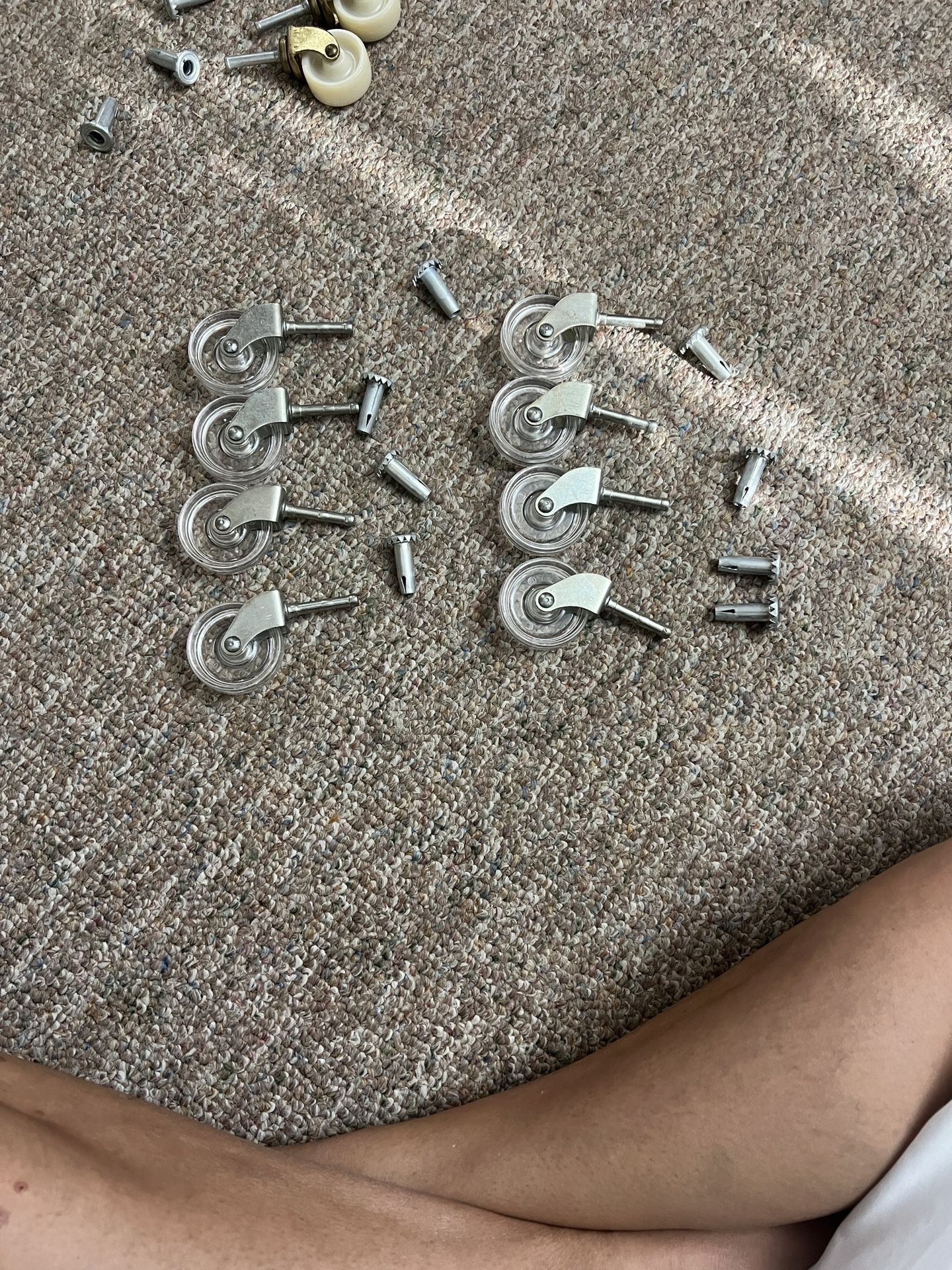 Set Of 8 Matching Clear Plastic Acrylic Vintage Casters Wheels Bar/tv Cart. Minor rust from age see pics 