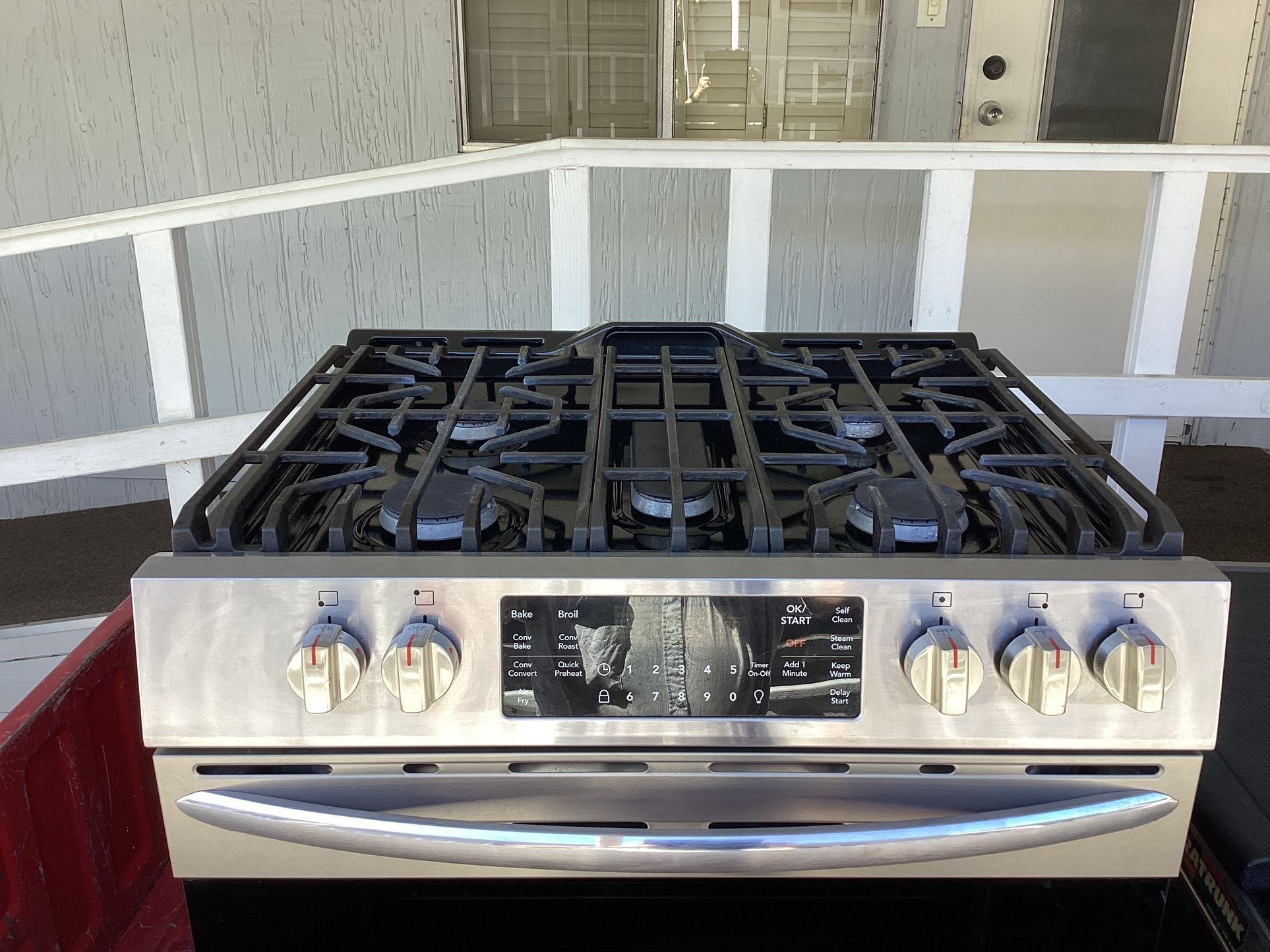For Sale Frigidaire-Gallery Stove. Bought From Lowe’s In 2023. Excellent Condition cooktop And Oven. Air fry not Used