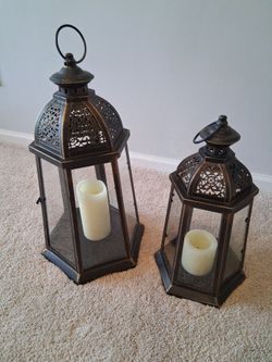 2 lanterns with candles Home Decor