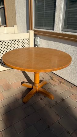 Solid Wood Round Dining Table – Pedestal Base – Great Condition