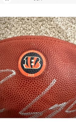 2019 GU & Autographed Team issued NfL football Duke