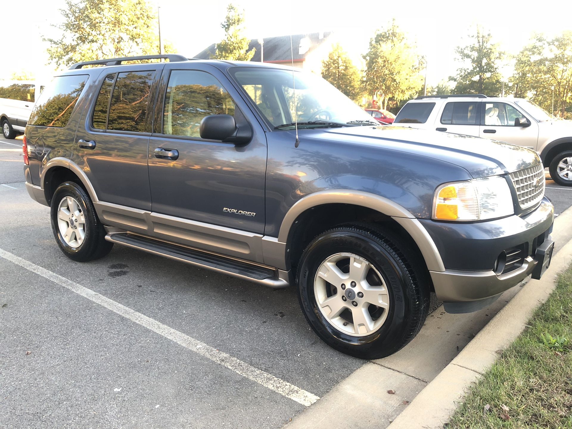 2004 Ford Explorer Eddie Bauer 4 x 4 fully loaded