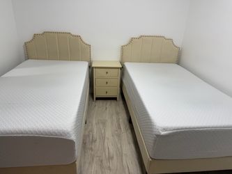 Juego de camas personales con colchones  y mesita de noche