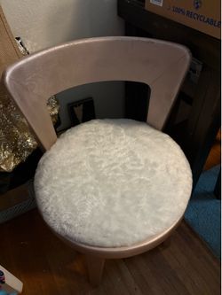 BEAUTIFUL SWIVELING VANITY OR DECORATIVE CHAIR