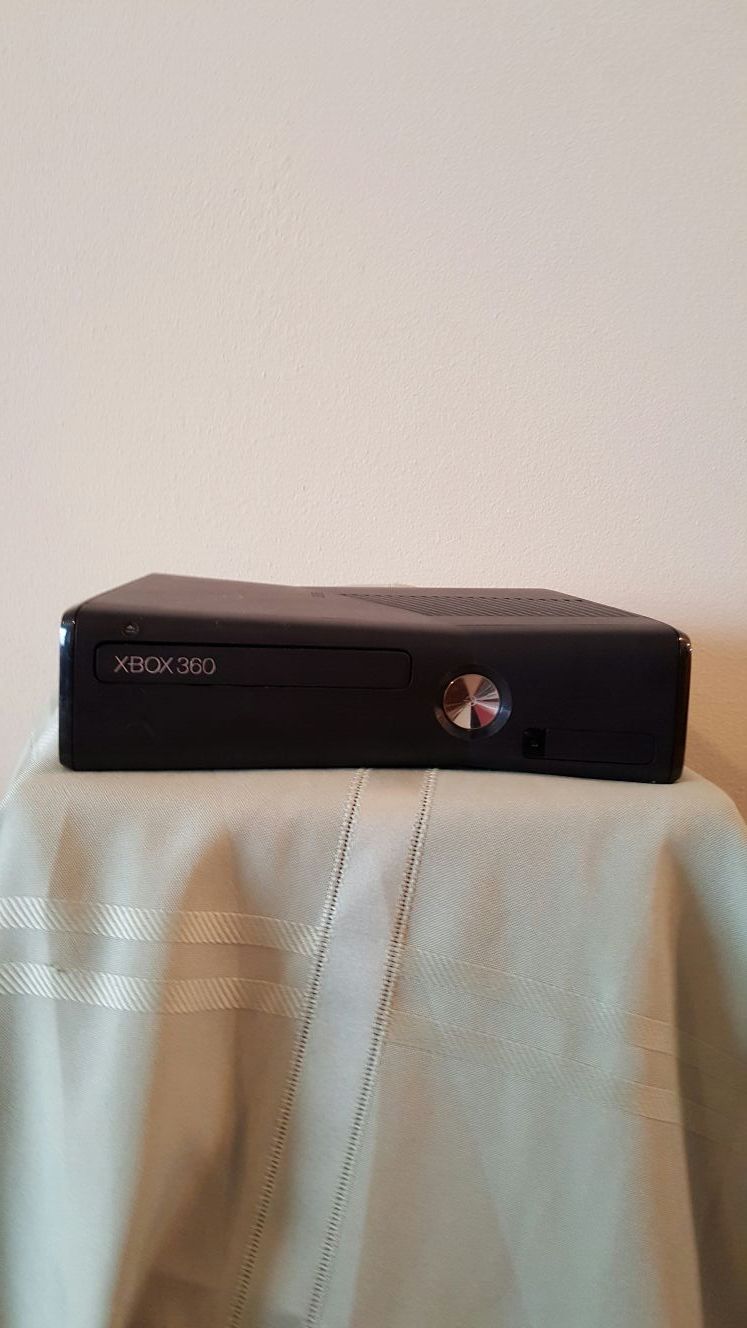 Microsoft Xbox 360 S console 250 GB