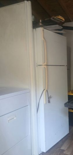 White Top-Freezer Refrigerator – Works Great!