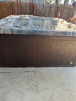 Sundance 6 person hot tub