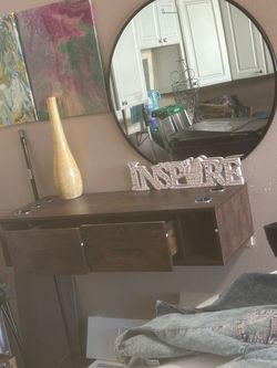 Hairstyling station and mirror